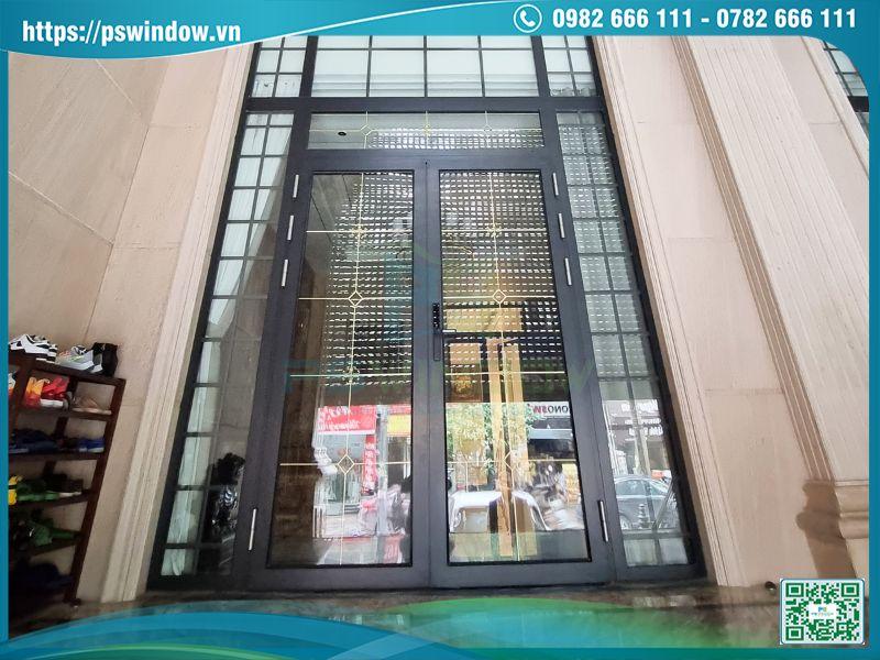 Hệ cửa mở quay kết hợp vách kính nhôm Soco