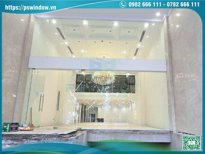 Hệ vách kính và cửa thủy lực mở quay 2 cánh ở mặt tiền tầng 1