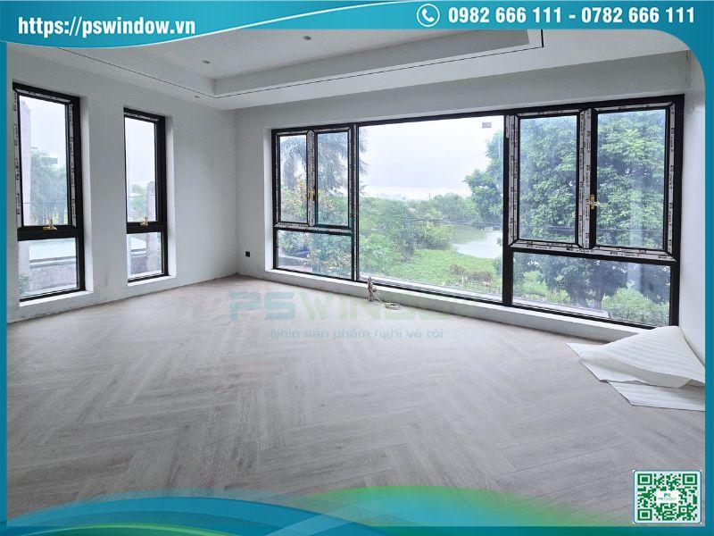 Không gian phòng mát mẻ, thông thoáng tối ưu với nhiều cửa và vách kính