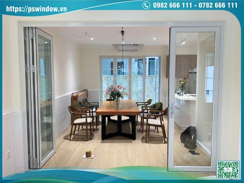 Không gian tầng 1 tối ưu diện tích với các bộ cửa xếp trượt linh hoạtKhông gian tầng 1 tối ưu diện tích với các bộ cửa xếp trượt linh hoạt