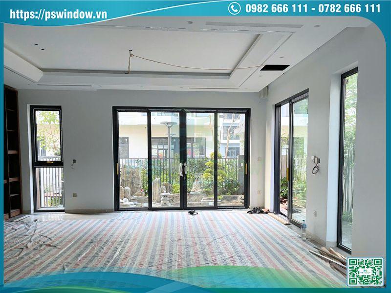 Không gian trong nhà với rất nhiều cửa và vách kính
