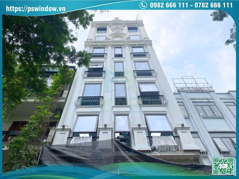 Mặt tiền các tầng lắp đặt nhiều cửa sổ mở hất 1 cánh fix dưới