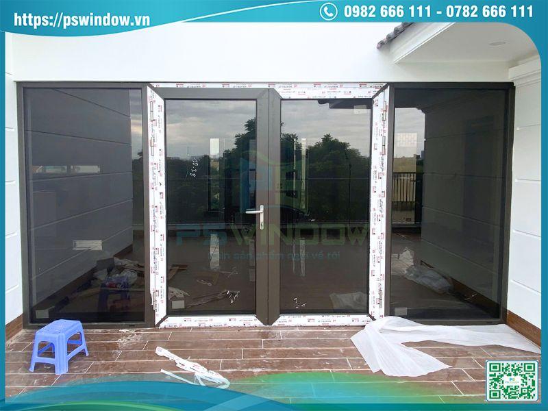 Mẫu cửa chính mở quay nhôm Maxpro màu nâu thu