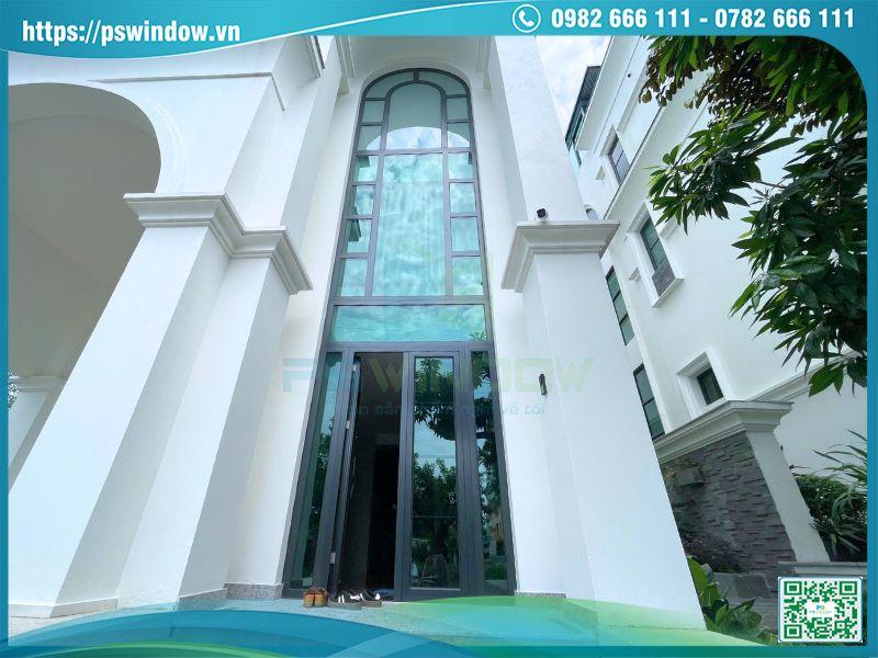 Mẫu cửa chính nhôm kính đẹp kiểu mở quay kết hợp vách kính uốn vòm khổ lớn