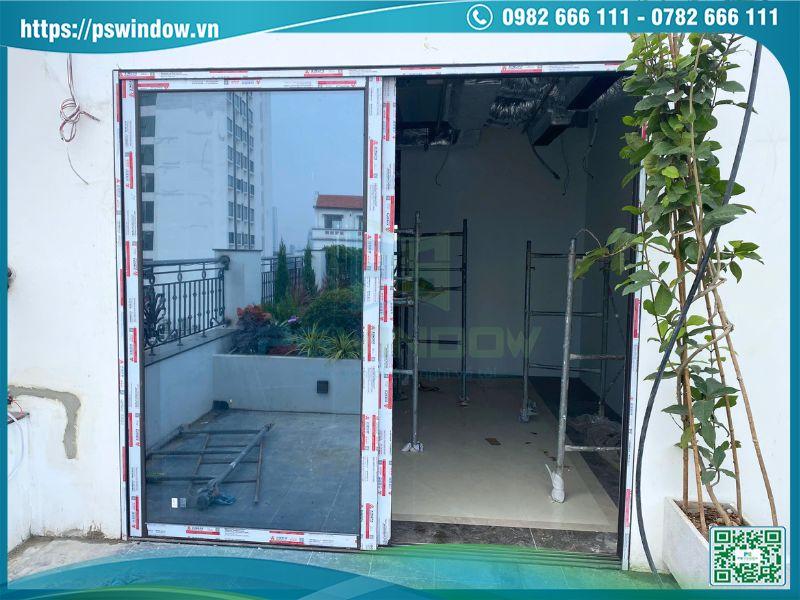 Mẫu cửa lùa 2 cánh Xingfa kính phản quang cho ban công phòng ngủ