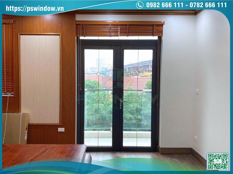 Mẫu cửa Maxpro màu đen 2 cánh mở quay kính hộp nan đồng