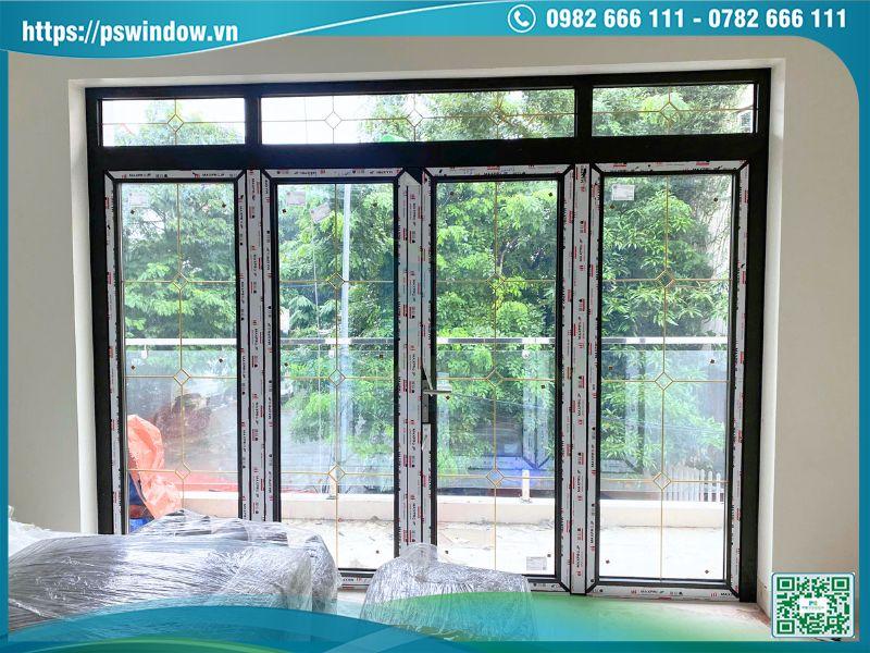 Mẫu cửa Maxpro mở quay 4 cánh kính hộp nan đồng ra ban công phòng ngủ