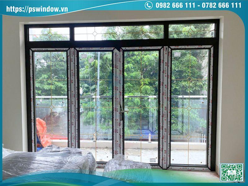Mẫu cửa Maxpro mở quay 4 cánh kính hộp nan đồng sang trọng