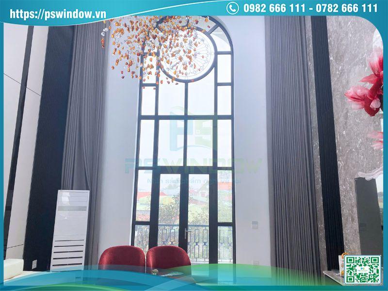 Mẫu cửa mở quay Xingfa xám đá vách kính vòm hoa văn CNC