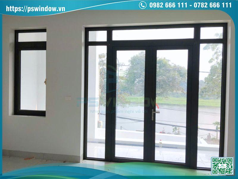 Mẫu cửa nhôm Maxpro màu đen mở quay kính hộp, phụ kiện Cmech