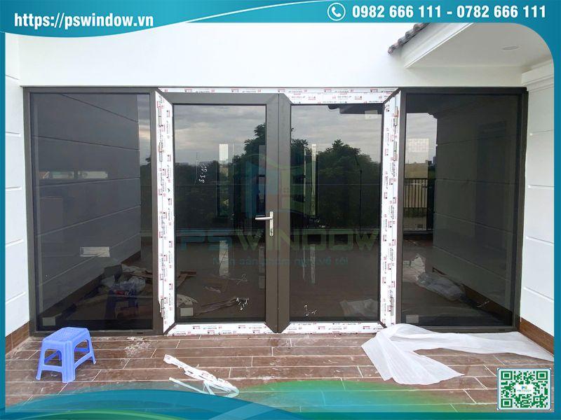 Mẫu cửa nhôm Maxpro màu nâu thu 2 cánh fix 2 bên phụ kiện Cmech