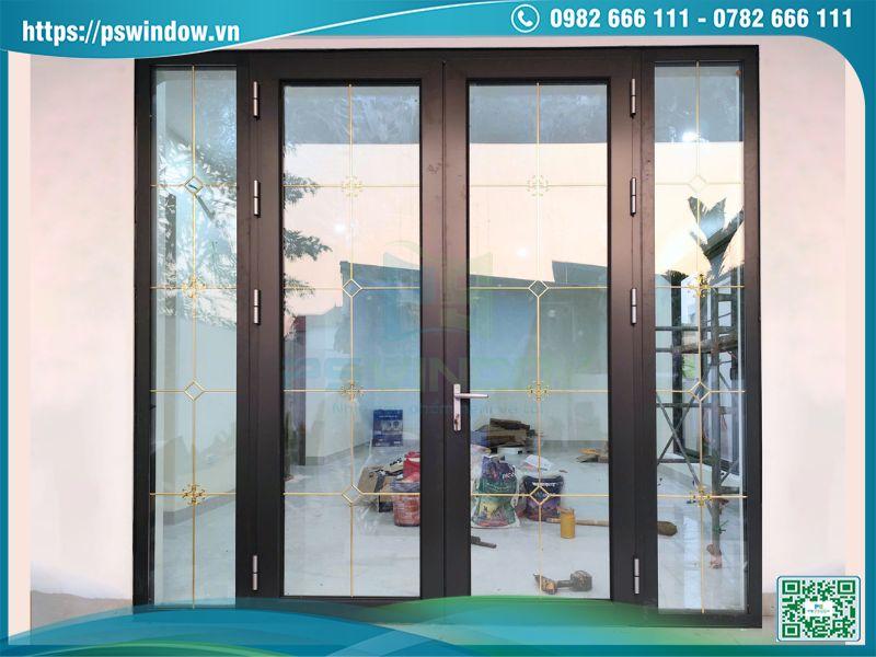 Mẫu cửa nhôm mở quay 2 cánh fix 2 bên kính hộp nan đồng