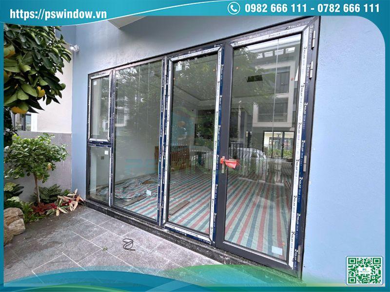 Mẫu cửa Rolan 2 cánh mở quay kết hợp vách kính và cửa sổ mở quay