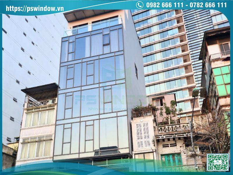 Nhà phố lắp đặt mặt dựng lộ đố