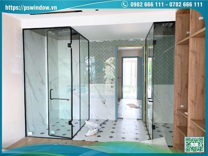 Phòng tắm rộng với cabin tắm đôi