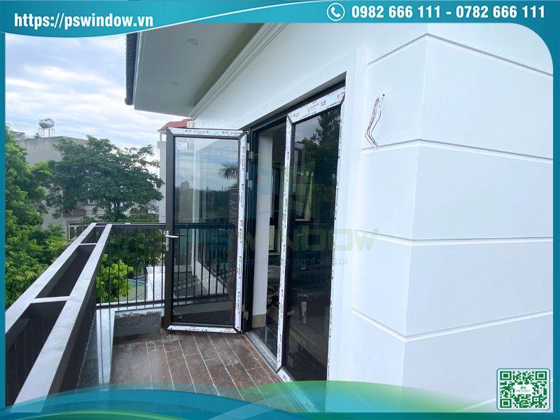 Thiết kế cửa mở quay ra ban công tạo không gian thông thoáng