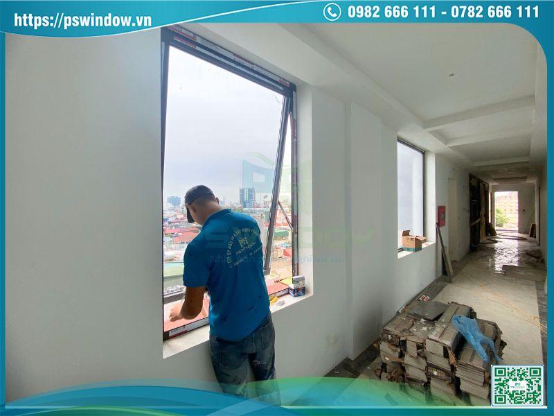 Thợ Pswindow lắp đặt cửa tại công trình Vạn Phúc