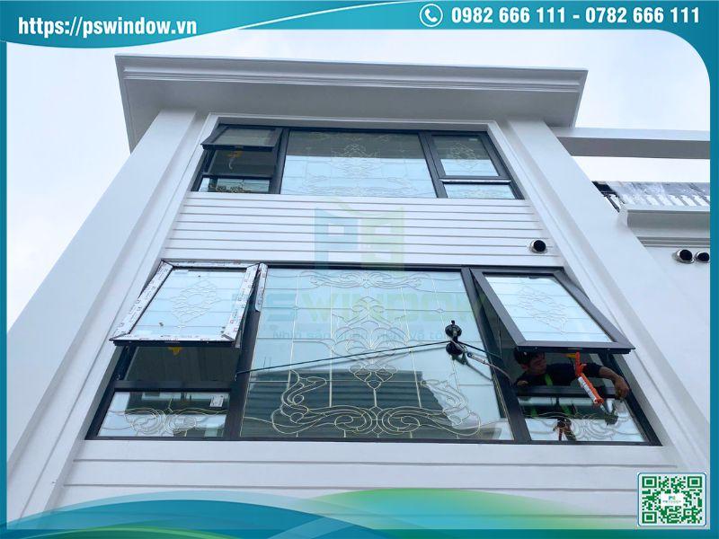 Vách kính hoa đồng kết hợp cửa sổ lấy thoáng 2 bên ở mặt sau nhà