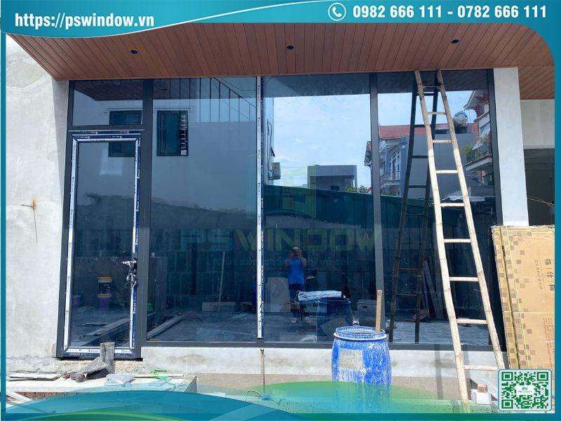 Vách kính kết hợp cửa đi mở quay 1 cánh Rolan