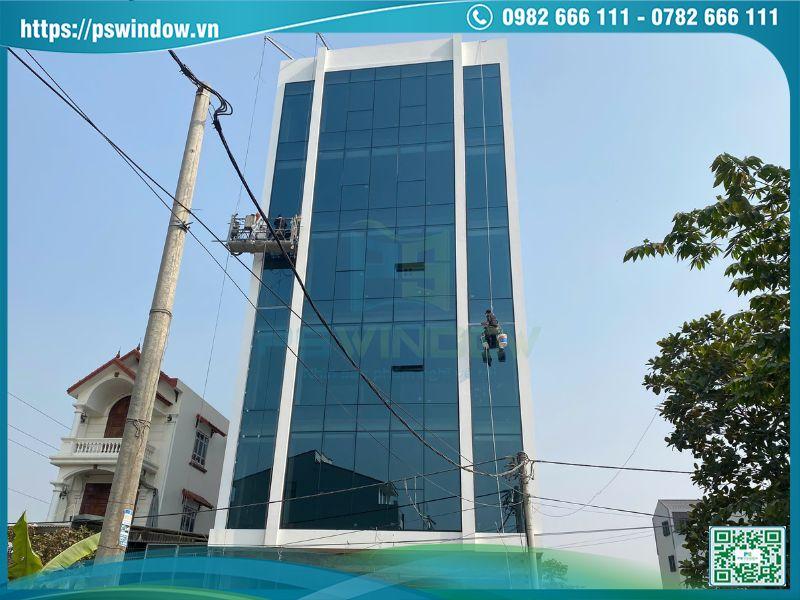 Vách kính mặt tiền mang tới diện mạo hiện đại, sang trọng cho công trình
