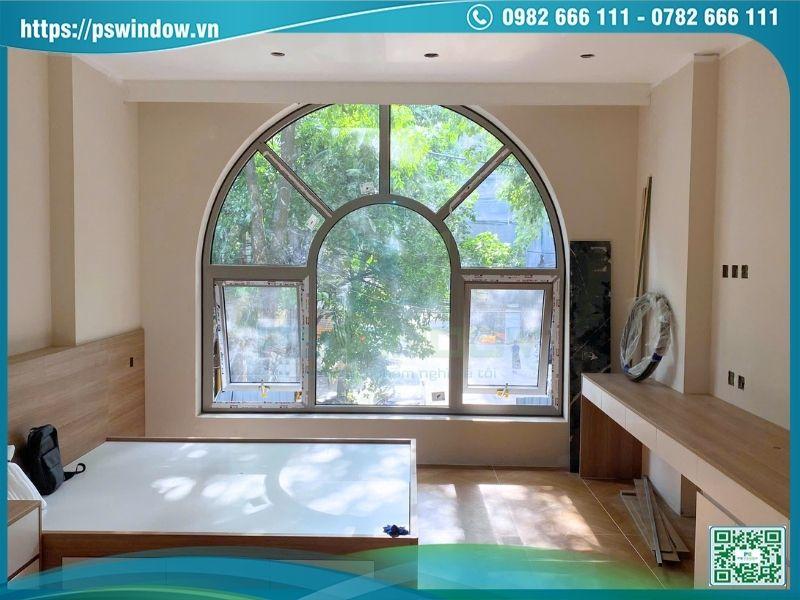 Vách kính uốn vòm khung nhôm Maxpro kết hợp cửa sổ mở hất 2 bên
