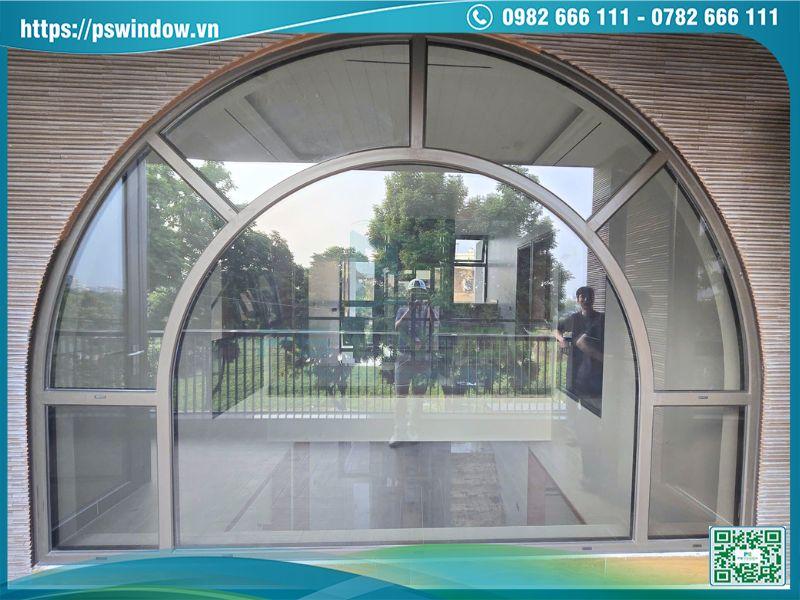 Vách kính uốn vòm khung nhôm Maxpro màu nâu thu sang trọng