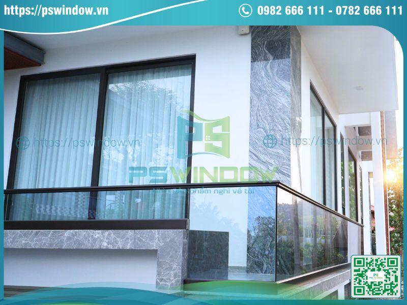 Công trình lắp đặt lan can kính tay vịn nhôm Maxpro cao cấp Công trình lắp đặt lan can kính tay vịn nhôm Maxpro cao cấp