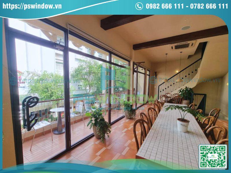 Cửa kính quán cafe mở quay kết hợp vách kính khung nhôm cố định Cửa kính quán cafe mở quay kết hợp vách kính khung nhôm cố định