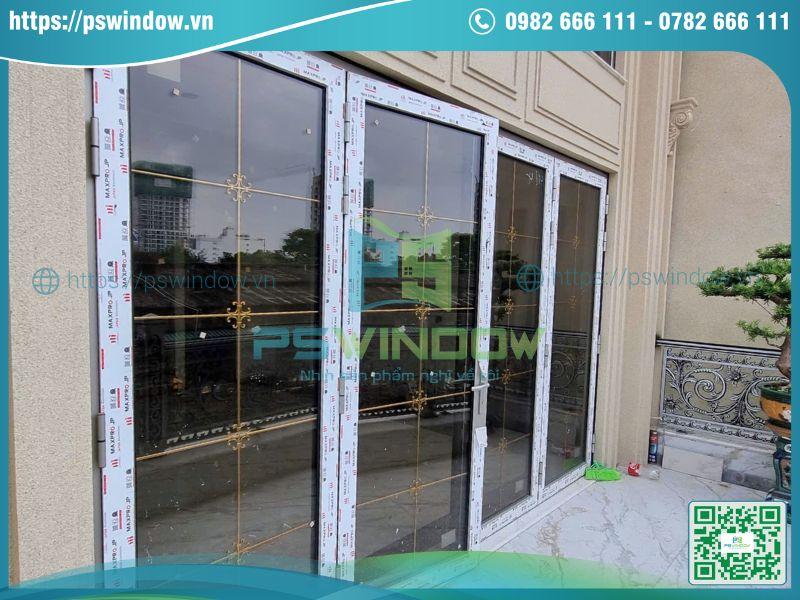 Cửa mở quay 4 cánh Maxpro cho ban công rộng Cửa mở quay 4 cánh Maxpro cho ban công rộng