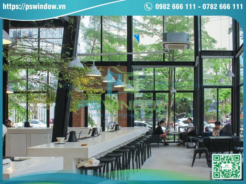 Mẫu cửa nhôm kính mở quay và vách kính lớn lấy sáng cho quán cafe Mẫu cửa nhôm kính mở quay và vách kính lớn lấy sáng cho quán cafe