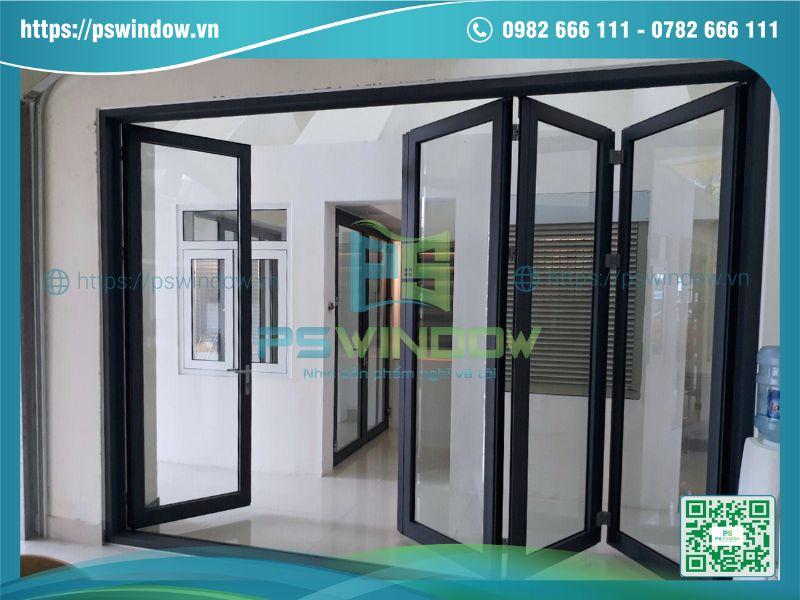 Mẫu cửa nhôm xếp trượt 4 cánh màu đen hiện đại Mẫu cửa nhôm xếp trượt 4 cánh màu đen hiện đại