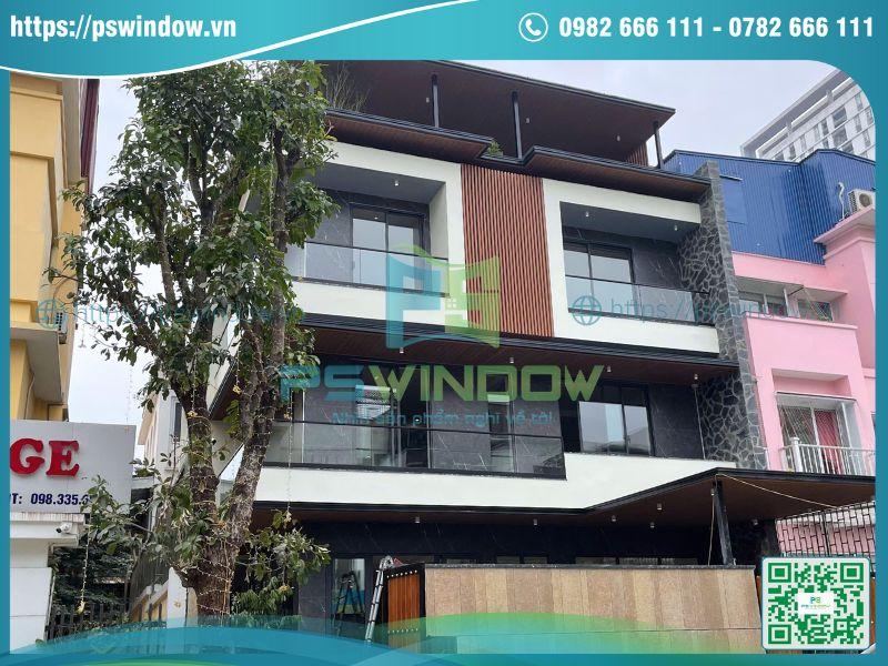 Pswindow thi công cửa nhôm kính và lan can kính Maxpro cho nhà phố hiện đại Pswindow thi công cửa nhôm kính và lan can kính Maxpro cho nhà phố hiện đại