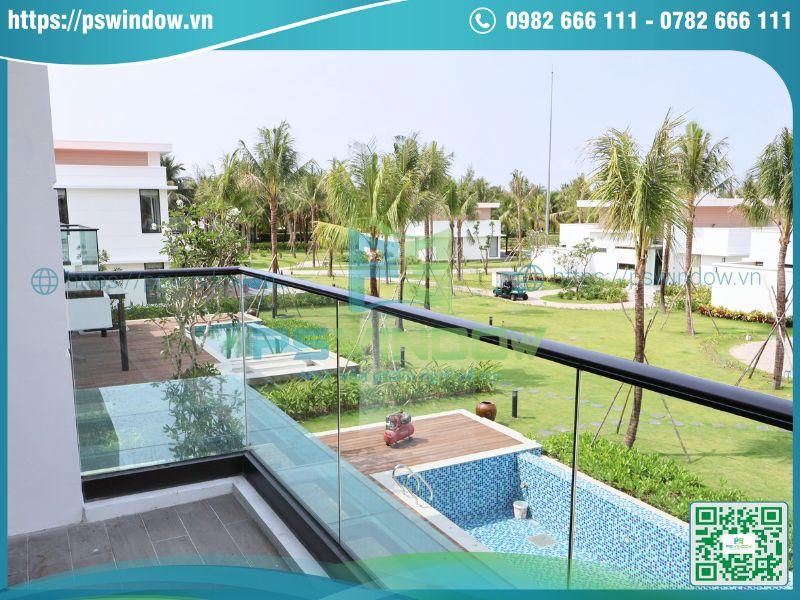 Thiết kế lan can kính tinh tế, tạo cảm giác thoáng đãng, rộng rãi cho ban công Thiết kế lan can kính tinh tế, tạo cảm giác thoáng đãng, rộng rãi cho ban công