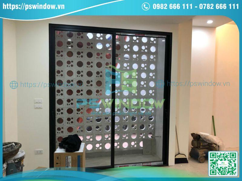 Cửa phòng ngủ nhôm Xingfa màu đen cho công trình hiện đại Cửa phòng ngủ nhôm Xingfa màu đen cho công trình hiện đại