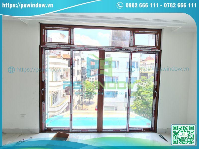 Mẫu cửa lùa nhôm kính màu vân gỗ 4 cánh fix trên Mẫu cửa lùa nhôm kính màu vân gỗ 4 cánh fix trên