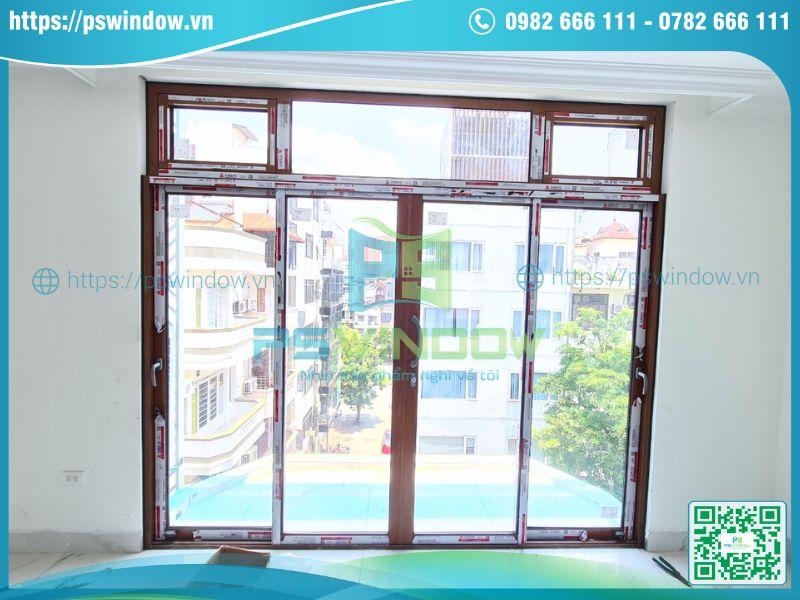 Mẫu cửa lùa nhôm Xingfa 4 cánh màu vân gỗ ô kính fix trên Mẫu cửa lùa nhôm Xingfa 4 cánh màu vân gỗ ô kính fix trên