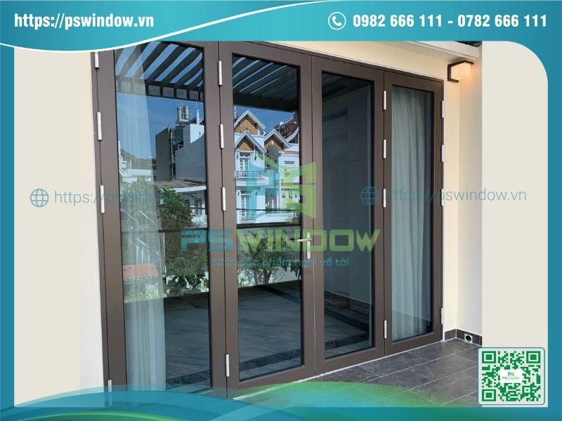 Mẫu cửa mở quay Maxpro 4 cánh màu nâu thu Mẫu cửa mở quay Maxpro 4 cánh màu nâu thu