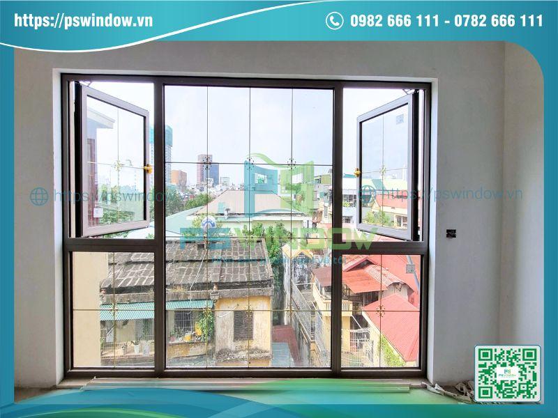 Mẫu cửa mở quay nhôm Maxpro kết hợp vách kính lấy sáng Mẫu cửa mở quay nhôm Maxpro kết hợp vách kính lấy sáng