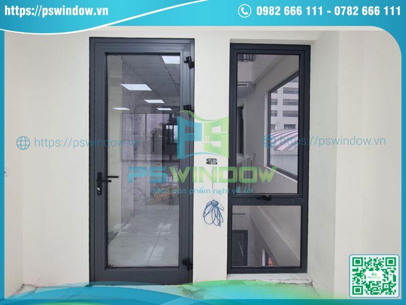 Mẫu cửa nhôm màu xám ghi mở quay 1 cánh Mẫu cửa nhôm màu xám ghi mở quay 1 cánh