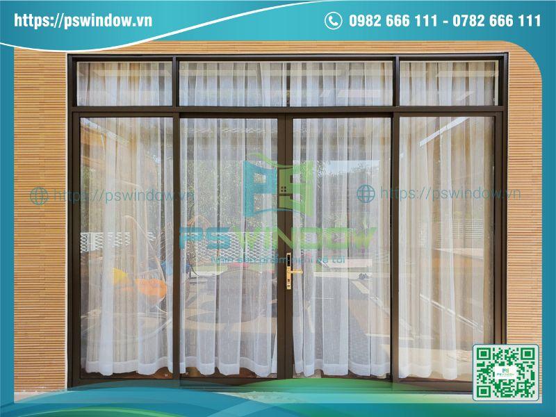 Mẫu cửa nhôm Maxpro lùa 4 cánh thanh mảnh màu nâu thu Mẫu cửa nhôm Maxpro lùa 4 cánh thanh mảnh màu nâu thu