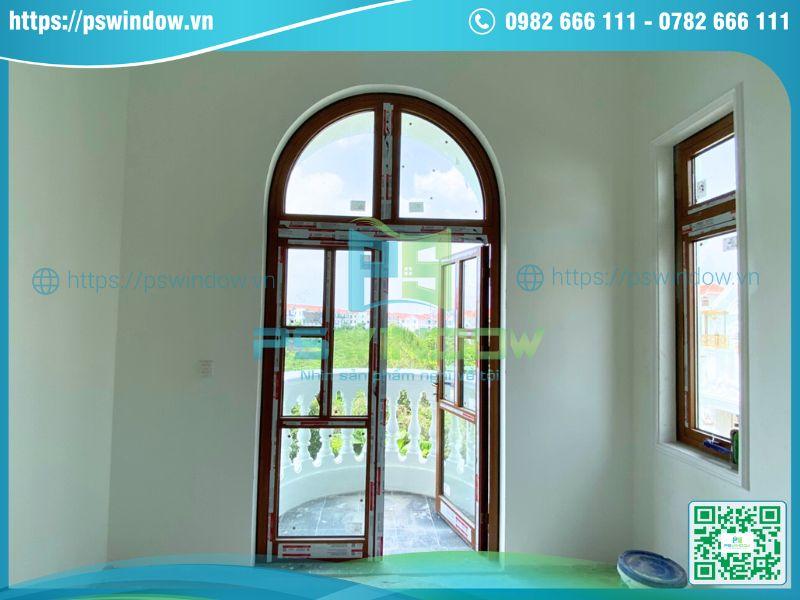 Mẫu cửa nhôm Xingfa phòng ngủ chia ô, fix kính uốn vòm màu vân gỗ Mẫu cửa nhôm Xingfa phòng ngủ chia ô, fix kính uốn vòm màu vân gỗ