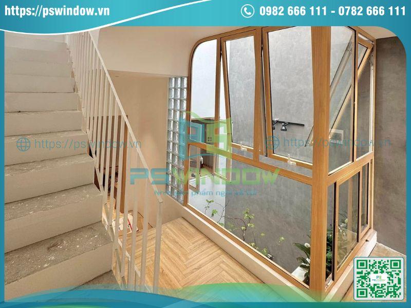 Mẫu cửa sổ mở hất kết hợp vách kính khung nhôm vân gỗ Mẫu cửa sổ mở hất kết hợp vách kính khung nhôm vân gỗ
