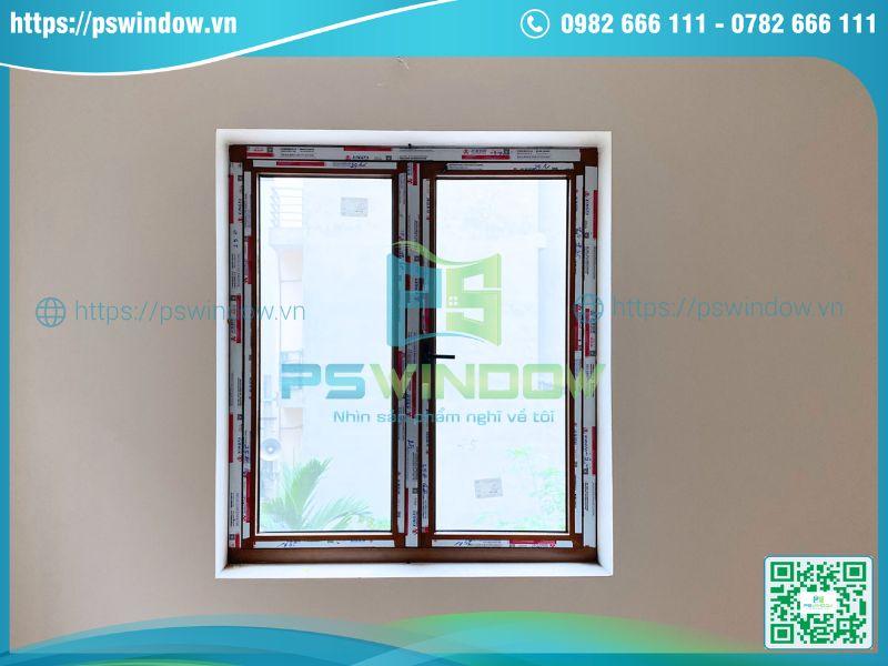 Mẫu cửa sổ mở quay 2 cánh Xingfa màu vân gỗ Mẫu cửa sổ mở quay 2 cánh Xingfa màu vân gỗ