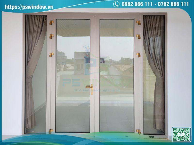 Cửa mở quay nhôm Maxpro màu champagne thời thượng Cửa mở quay nhôm Maxpro màu champagne thời thượng