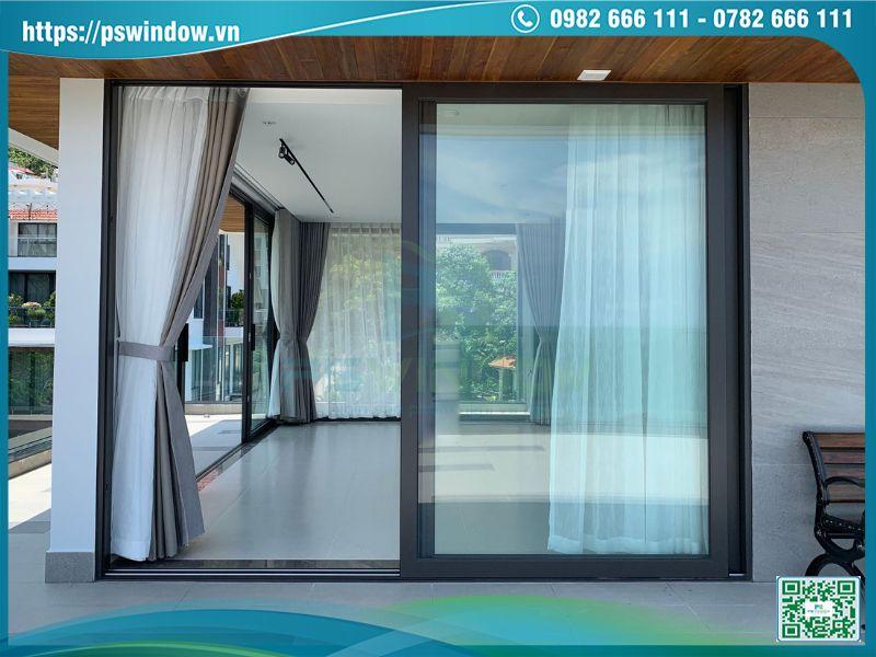 Cửa nhôm Maxpro màu đen mịn hiện đại, tinh tế