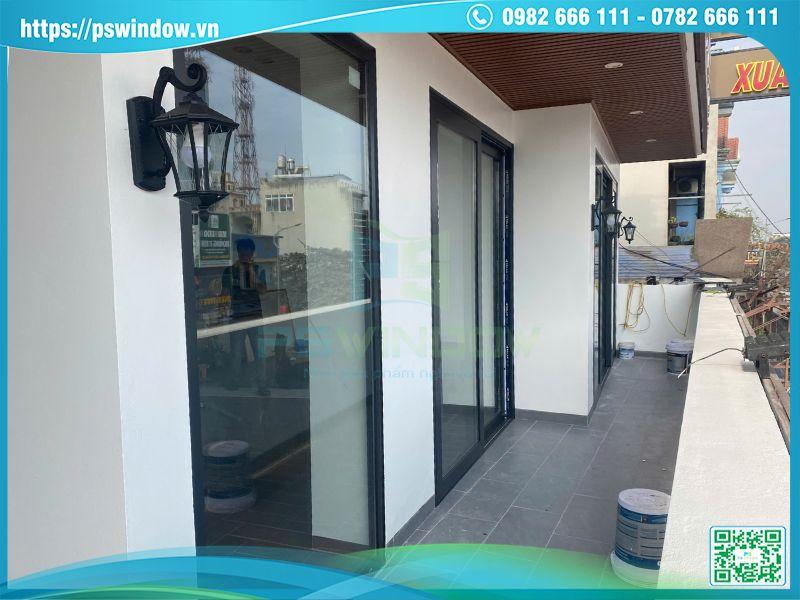 Cửa Rolan lắp đặt cho ban công nhà phố Cửa Rolan lắp đặt cho ban công nhà phố