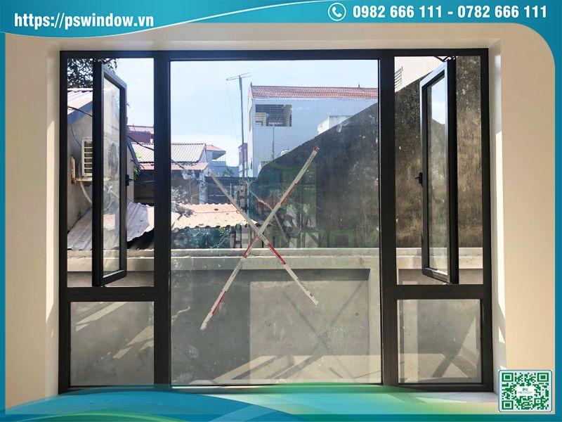 Cửa sổ mở quay và vách kính lấy sáng nhôm Xingfa