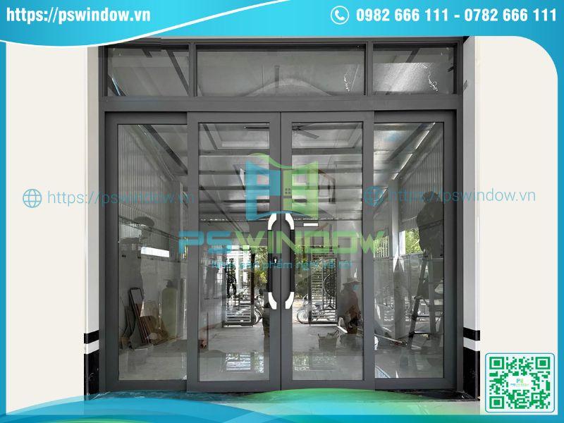 Cửa trượt quay 4 cánh fix trên khung nhôm màu ghi sẫm Cửa trượt quay 4 cánh fix trên khung nhôm màu ghi sẫm