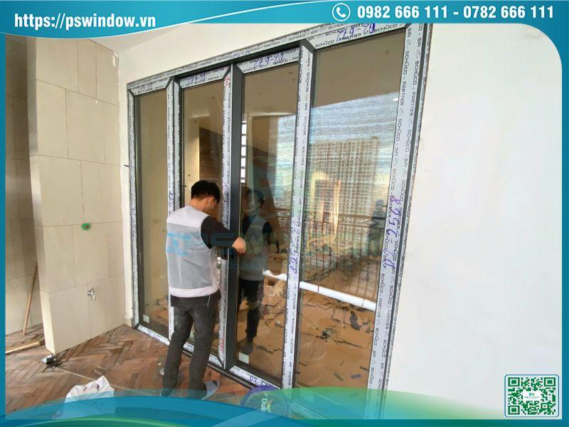 Bộ cửa đang được hoàn thiện Bộ cửa đang được hoàn thiện