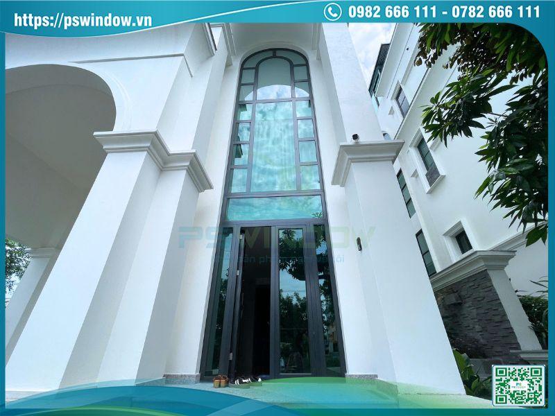 Bộ cửa đi mở quay kết hợp vách kính vòm nhôm Soco ở mặt tiền Bộ cửa đi mở quay kết hợp vách kính vòm nhôm Soco ở mặt tiền